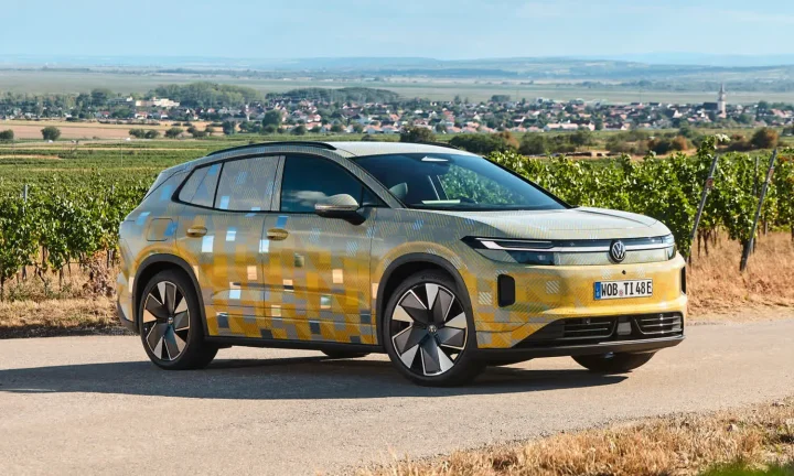 Volkswagen ID. Tiguan électrique camouflé vu de trois quarts avant