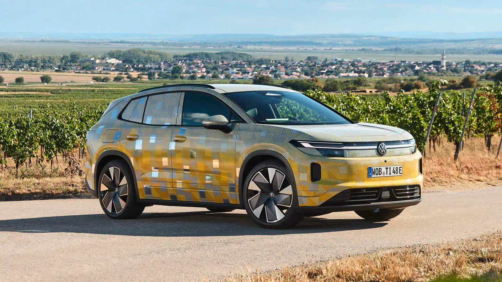 Volkswagen ID. Tiguan électrique camouflé vu de trois quarts avant