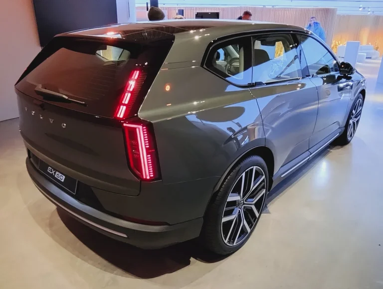 Volvo EX60 photographiée de trois quarts arrière