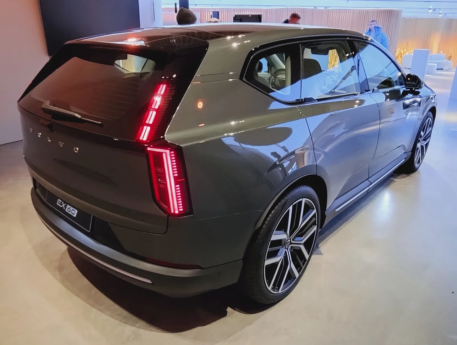 Volvo EX60 photographiée de trois quarts arrière
