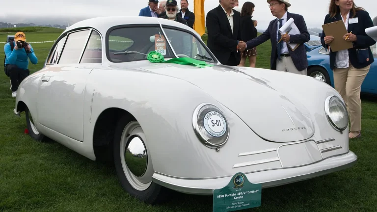 Porsche 356 blanche de 1950 exposée dans un concours d’élégance automobile